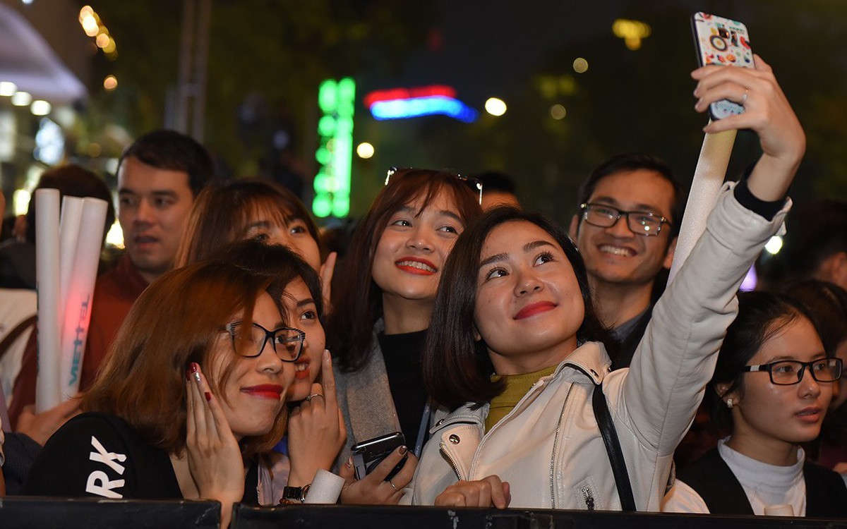 Hanoi youth go all out at a tech music night