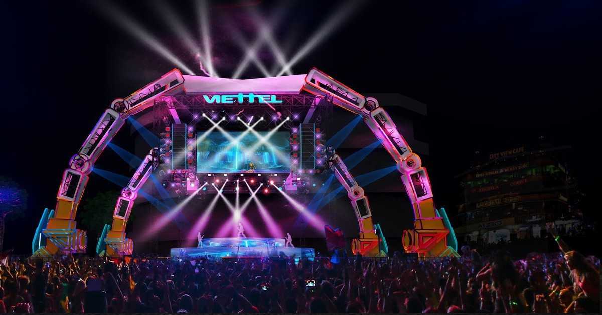 Stunned by a music festival stage designed like a transformer in the middle of Hanoi's pedestrian street