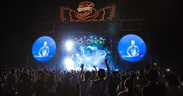 Nearly ten thousand fans attend Cocofest to watch Luis Fonsi perform