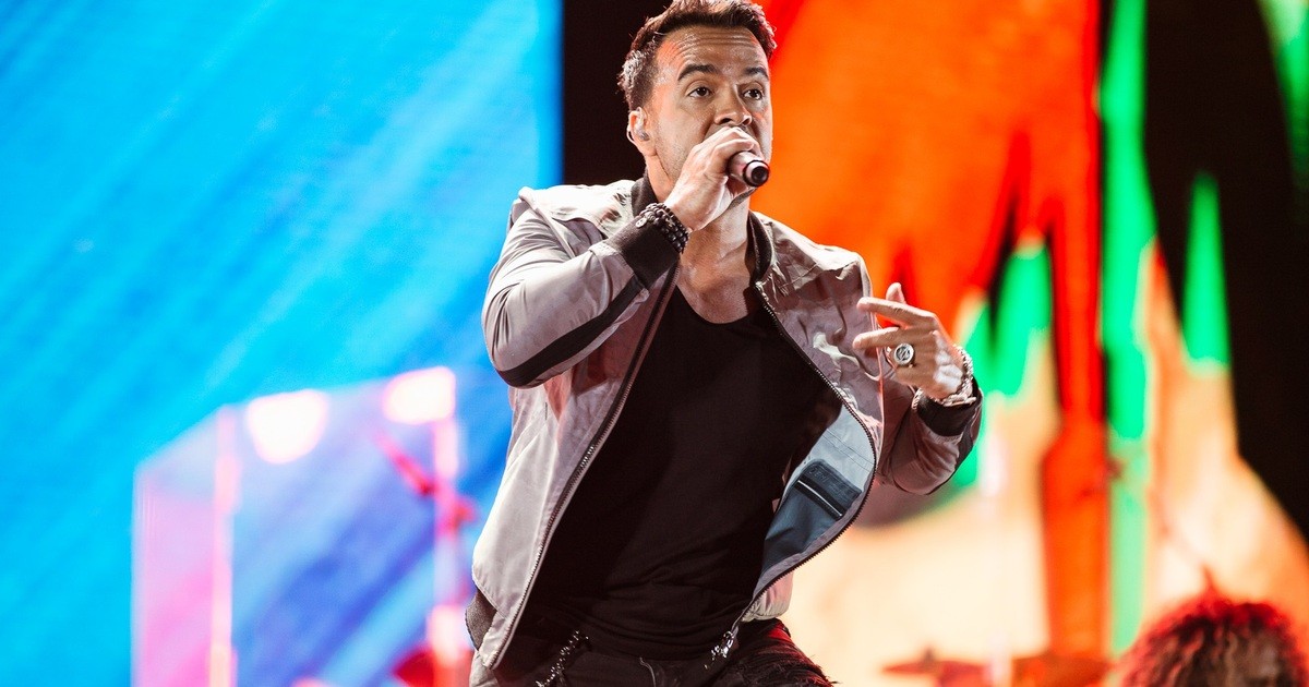 Luis Fonsi drives Da Nang audience wild until nearly 3 a.m.