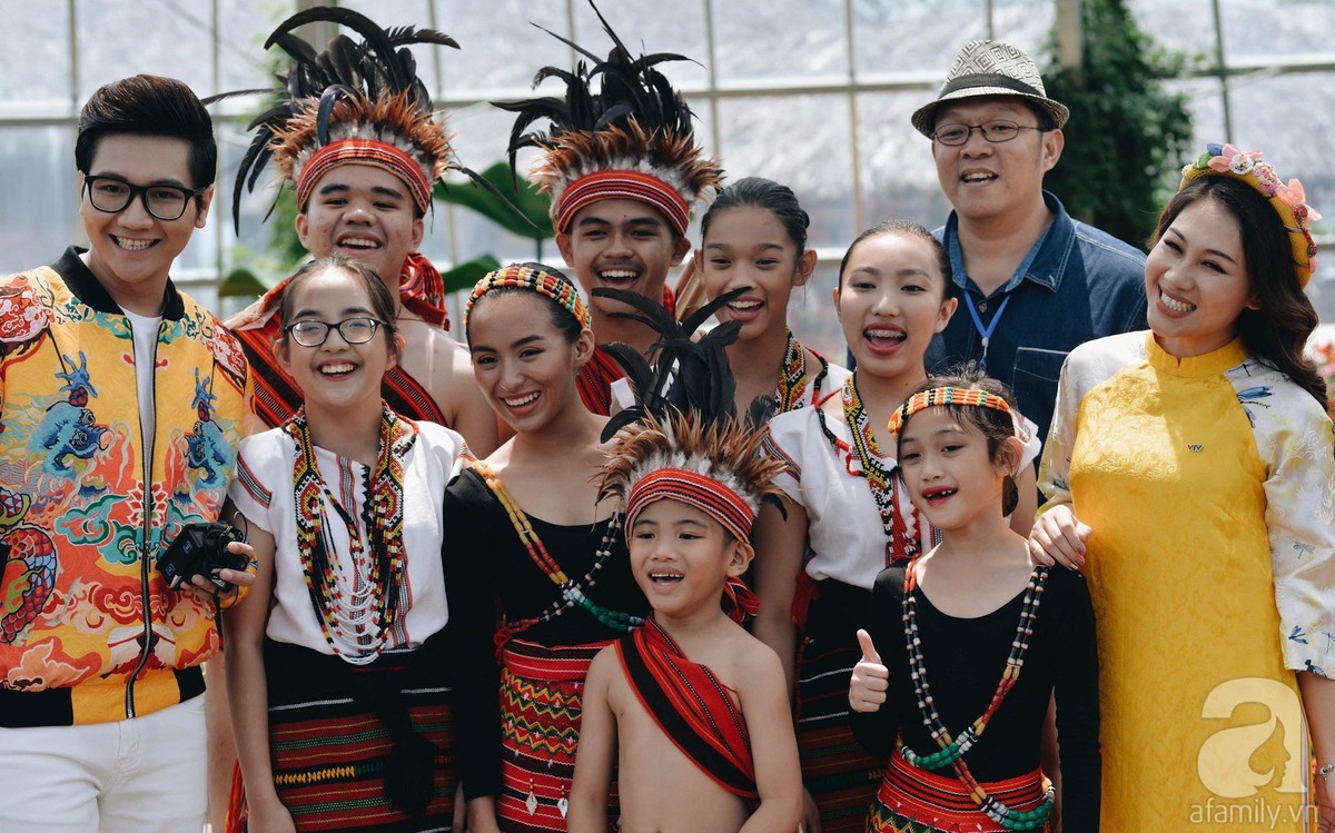 Mesmerized by hundreds of "little angels" gathering at the International Children's Festival