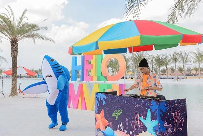 Không phải ngày nghỉ, tổ hợp biển tạo sóng lớn nhất thế giới vẫn đông nghịt khách dịp 1/6