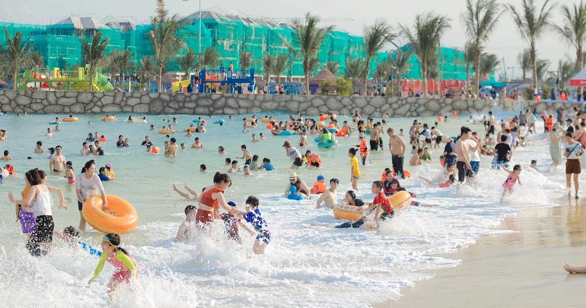 Không phải ngày nghỉ, Tổ hợp biển tạo sóng lớn nhất thế giới vẫn đông nghịt khách dịp 1/6