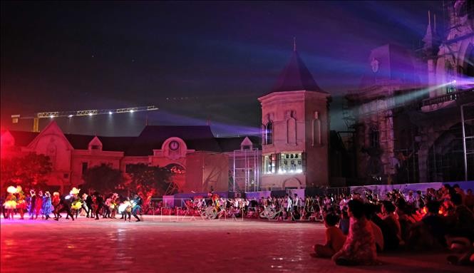 Du lịch Việt Nam: Đến Vinpearl Land Nha Trang xem Tata Show