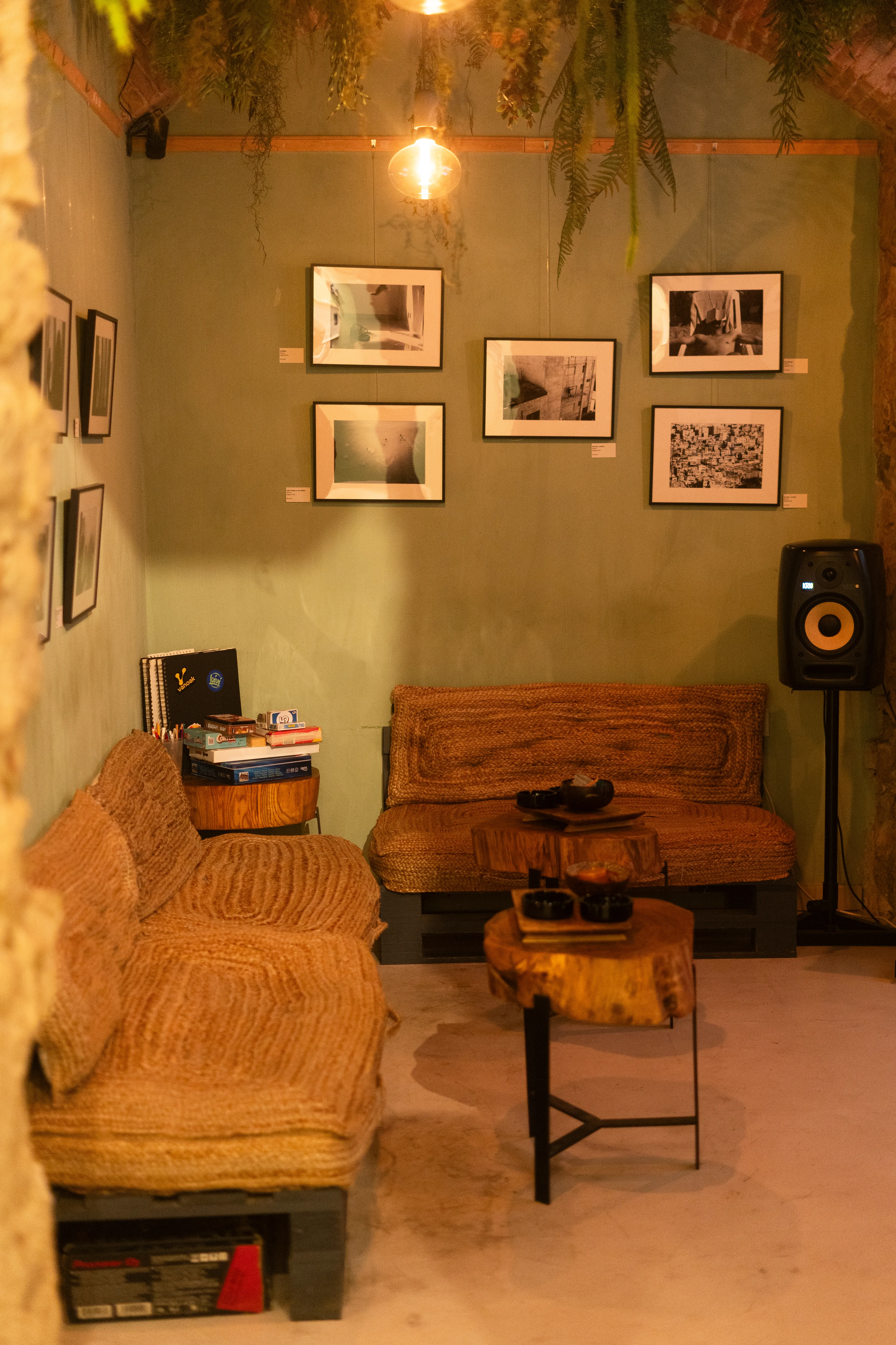 Zona de asientos de Club Guru con mesas de madera y fotografías en la pared. Archivo de abril de 2024.