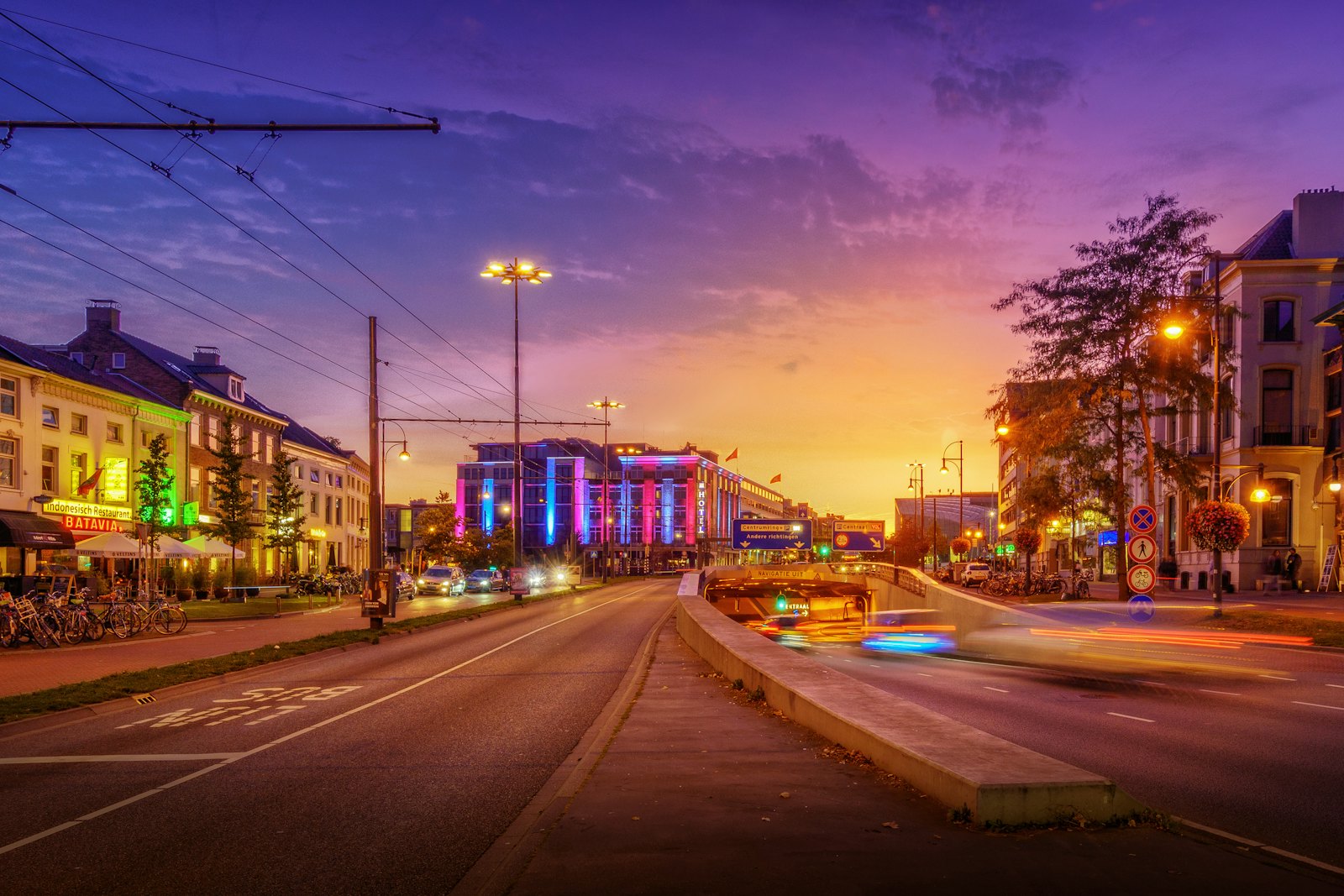 Evening sky over the centre of Arnhem with traffic, photo by Bart Ros on Unsplash