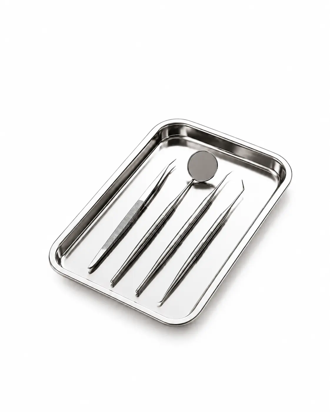 Metalltablett mit vier zahnmedizinischen Instrumenten, darunter Spiegel und Pinzetten.