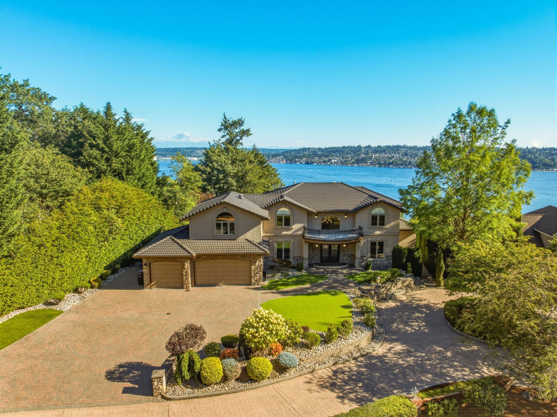 A Private Mercer Island Retreat with Sweeping Lake and Mountain Views