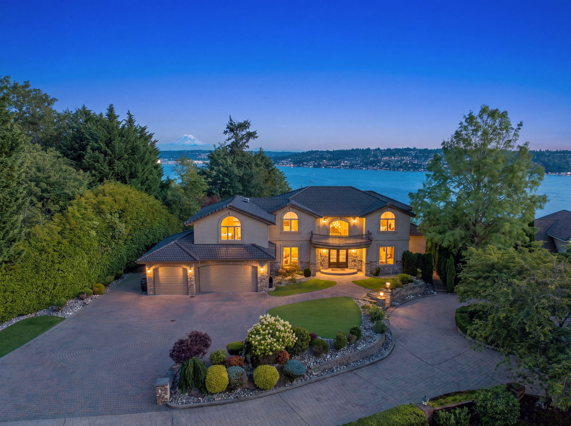 A Private Mercer Island Retreat with Sweeping Lake and Mountain Views