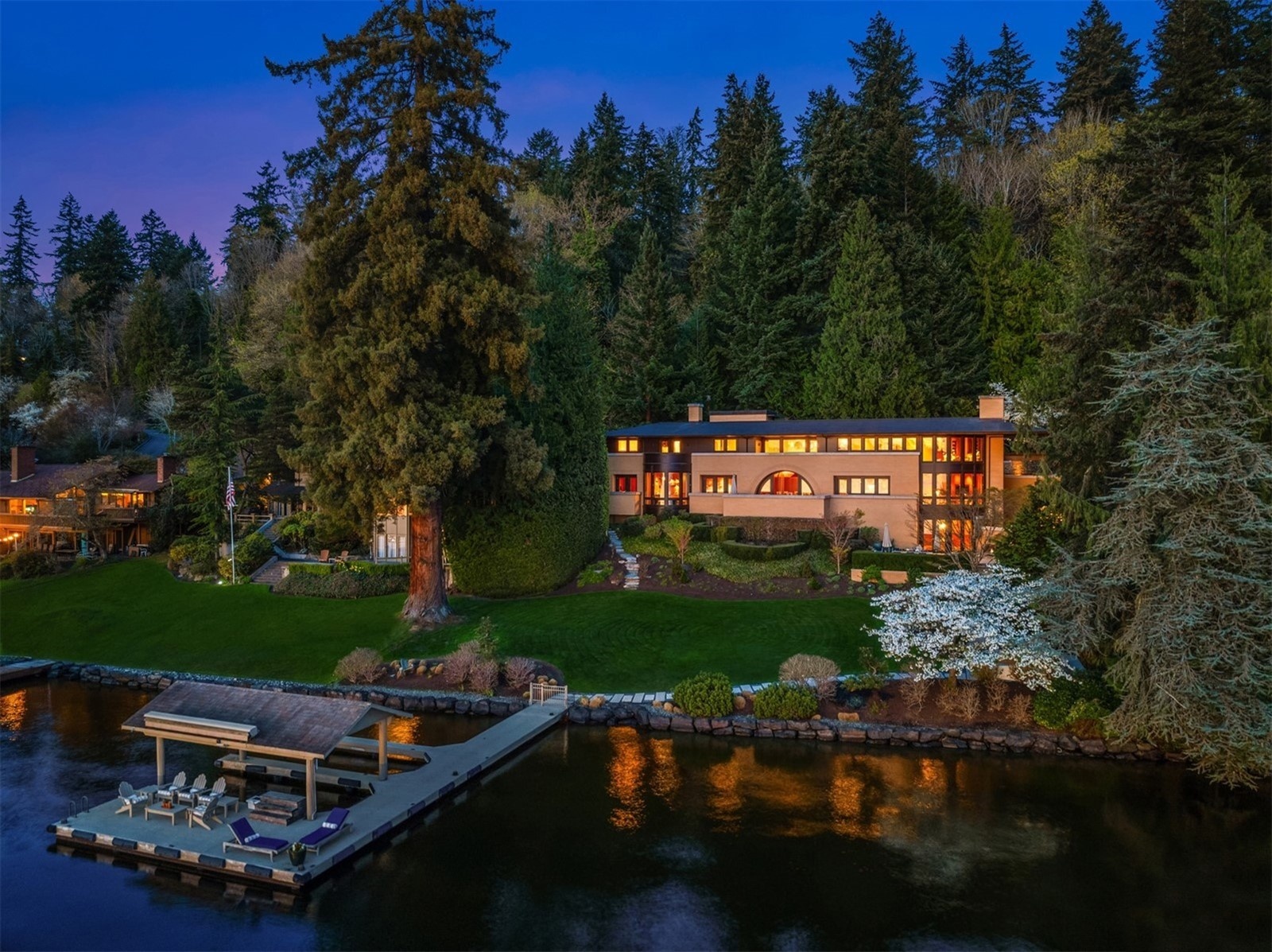 A Timeless Kundig Masterpiece on Bellevue’s Coveted West-Facing Waterfront