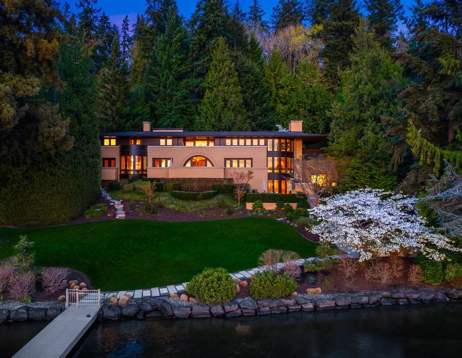 A Timeless Kundig Masterpiece on Bellevue’s Coveted West-Facing Waterfront