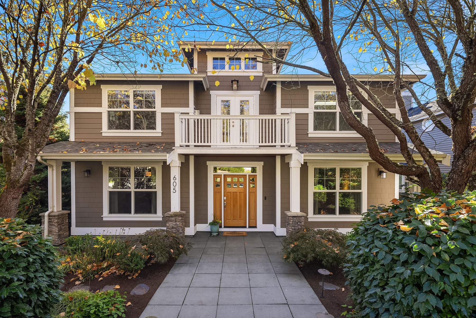 An Architectural Statement with a Private Guest Residence in Kirkland