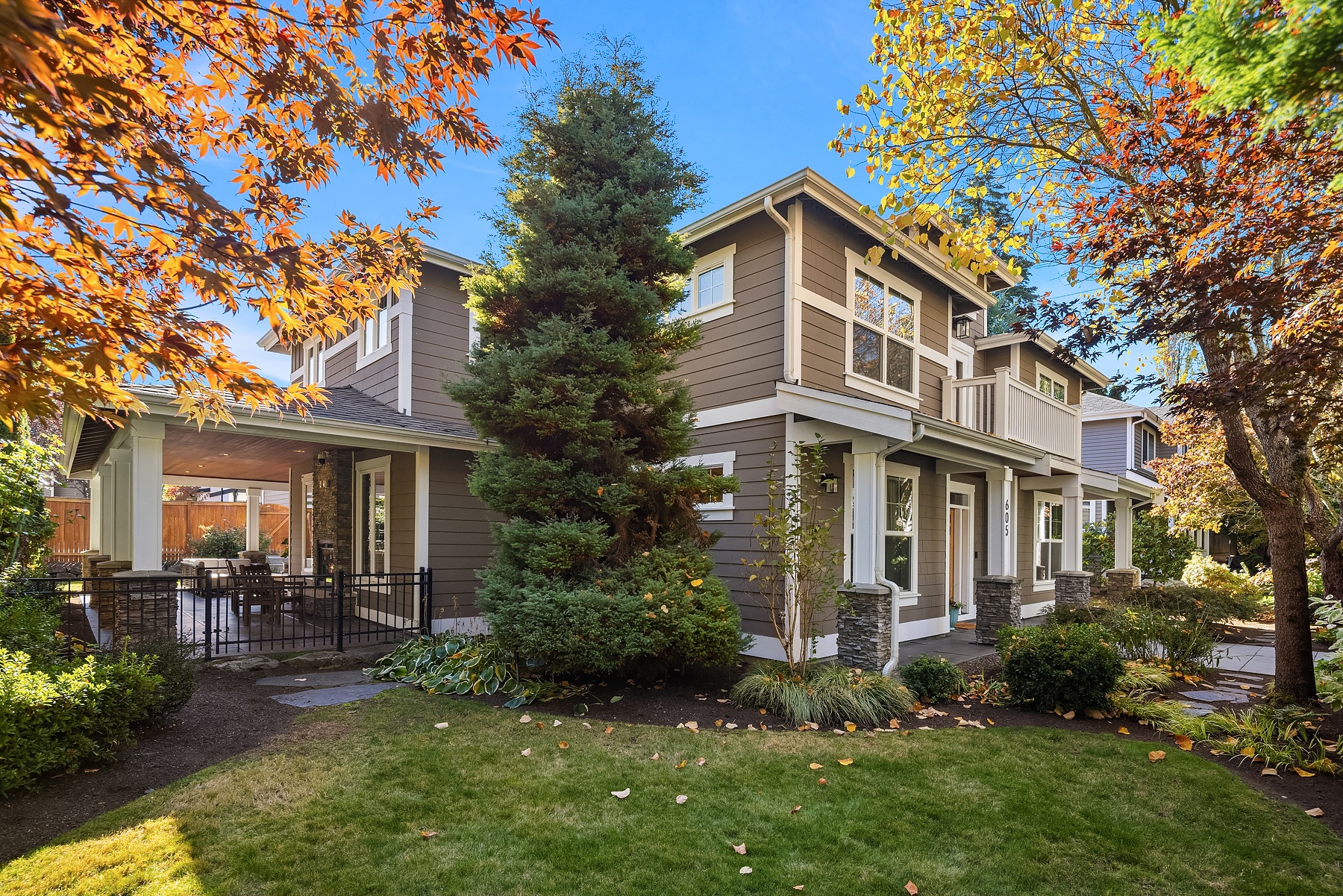 An Architectural Statement with a Private Guest Residence in Kirkland