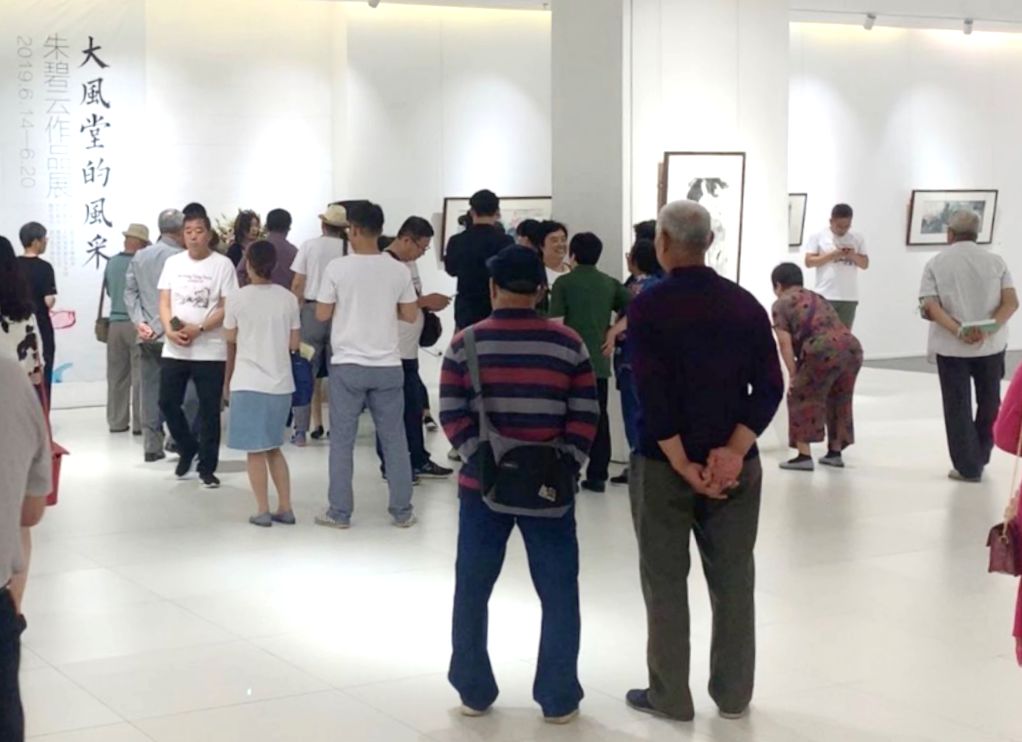 [background image] image of gallery interior (for an art gallery)