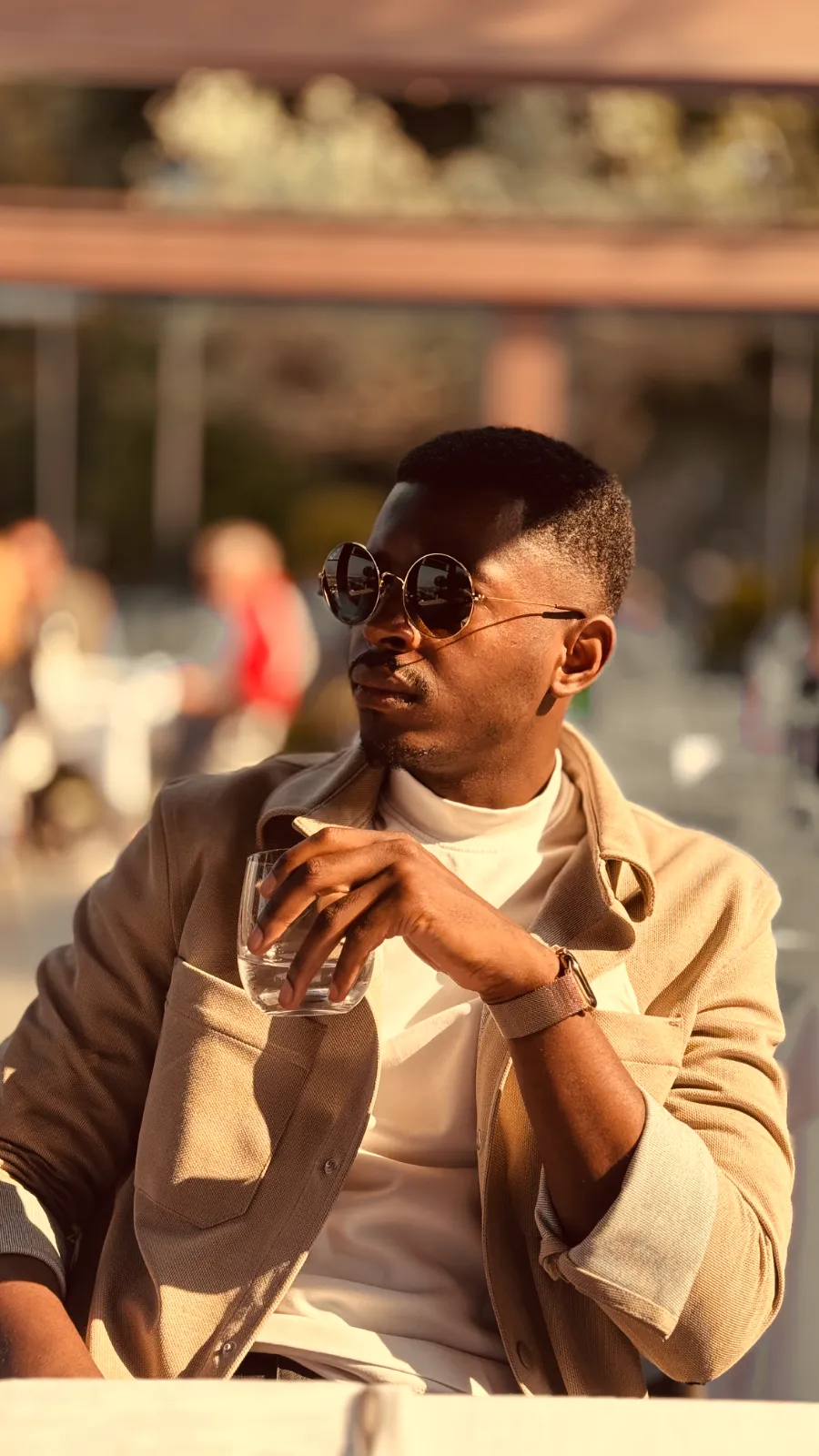 Christ LEFE web designer élégant, verre à la main, lumière de fin de cocktail dans un domaine