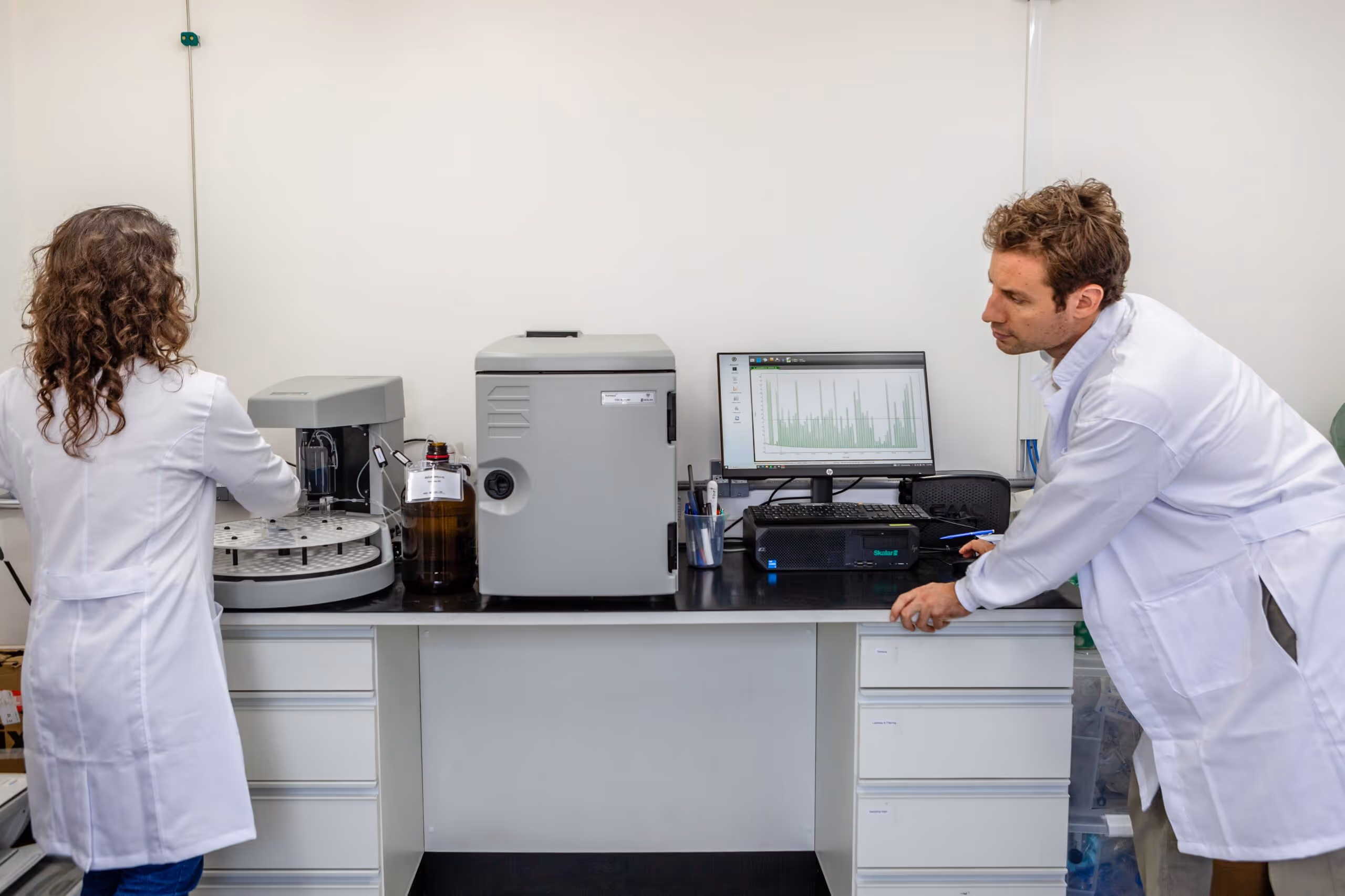 Dr Philipp Swoboda and Dr Jessica Ferrarezi at InPlanet's lab — Photo: Alexander Moskow for InPlanet