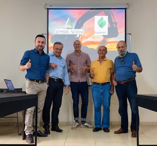 Meeting with Embrafen in Bebedouro|Photo of meeting BlueTec team in Sorocaba|Three people in a wood plantation