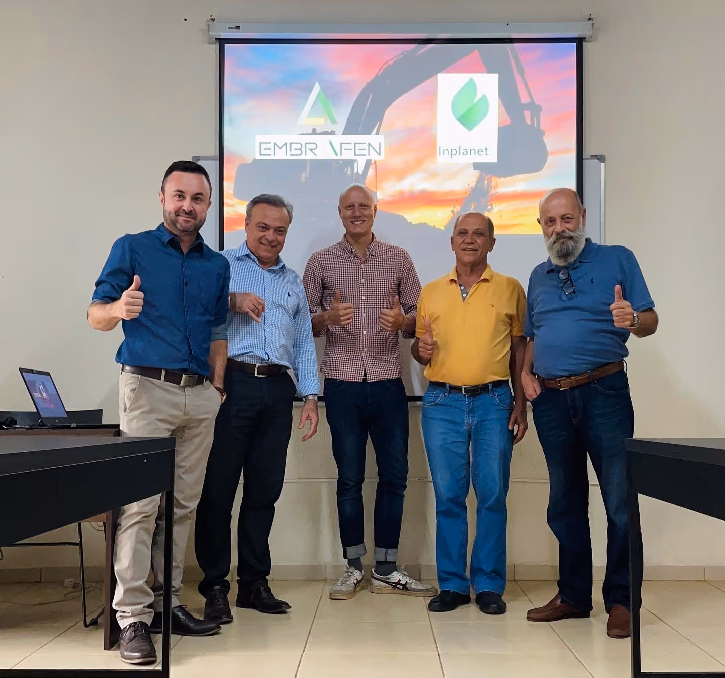 Meeting with Embrafen in Bebedouro|Photo of meeting BlueTec team in Sorocaba|Three people in a wood plantation