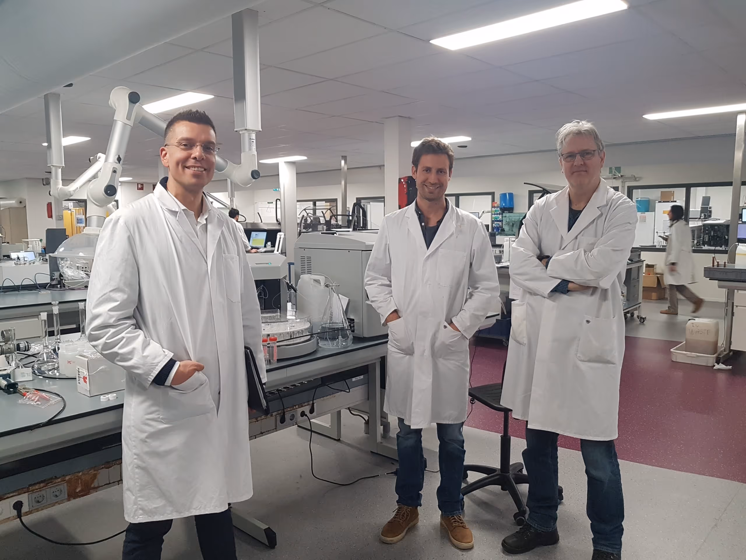 Dr. Philipp, together with the Skalar Researchers Dr. Mark Ruppenthal and Frank de Kok at Skalar's laboratory.