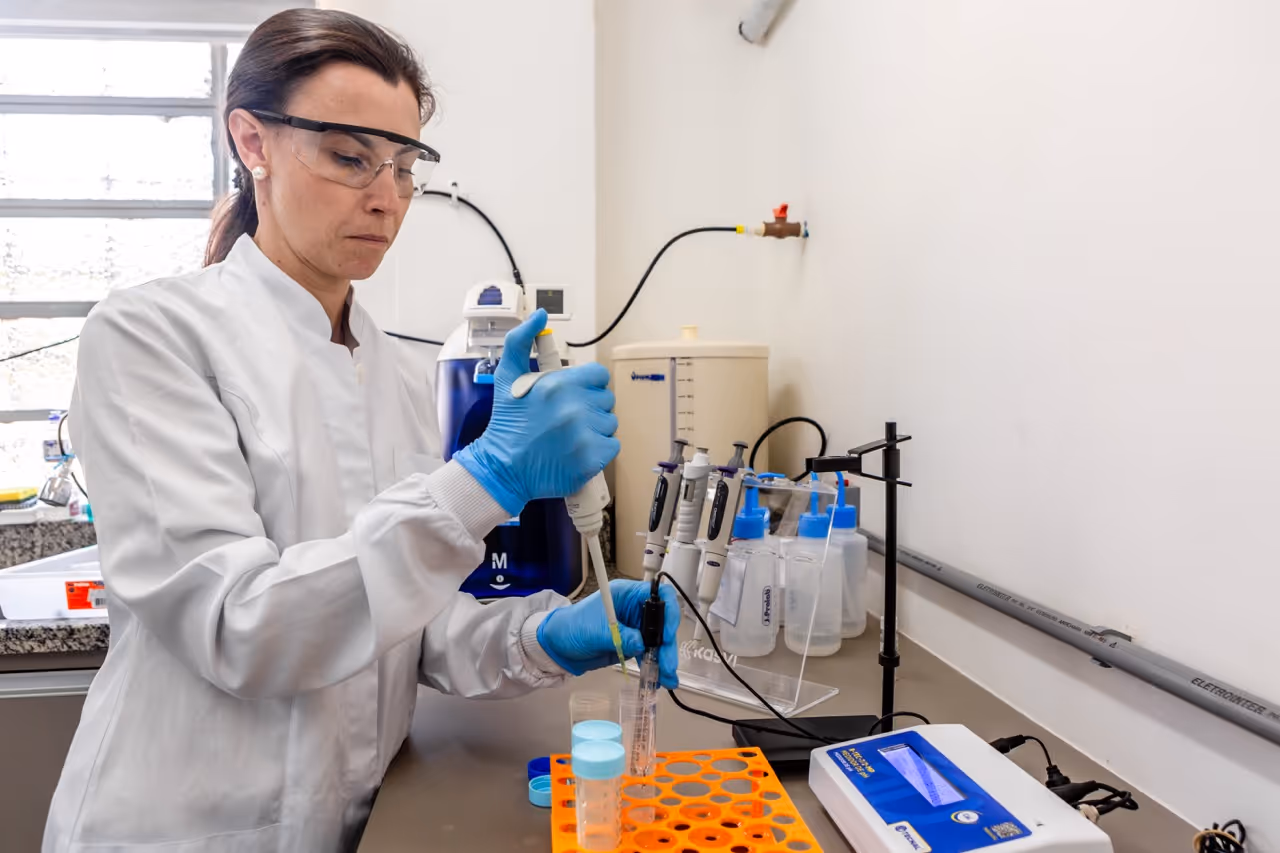 Mariane Chiapini in the laboratory pipetting water sample