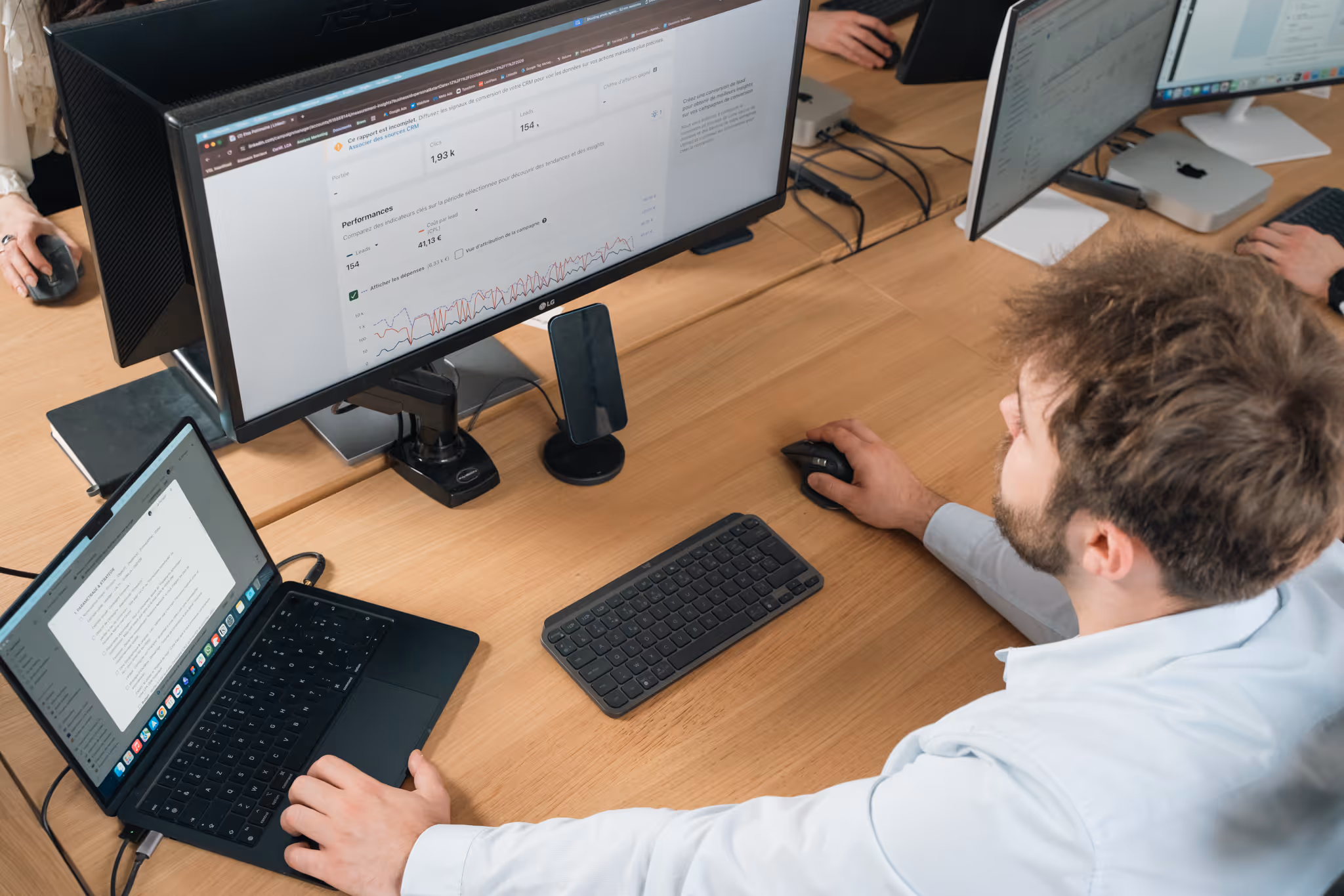 L'équipe autour d'une table de travail