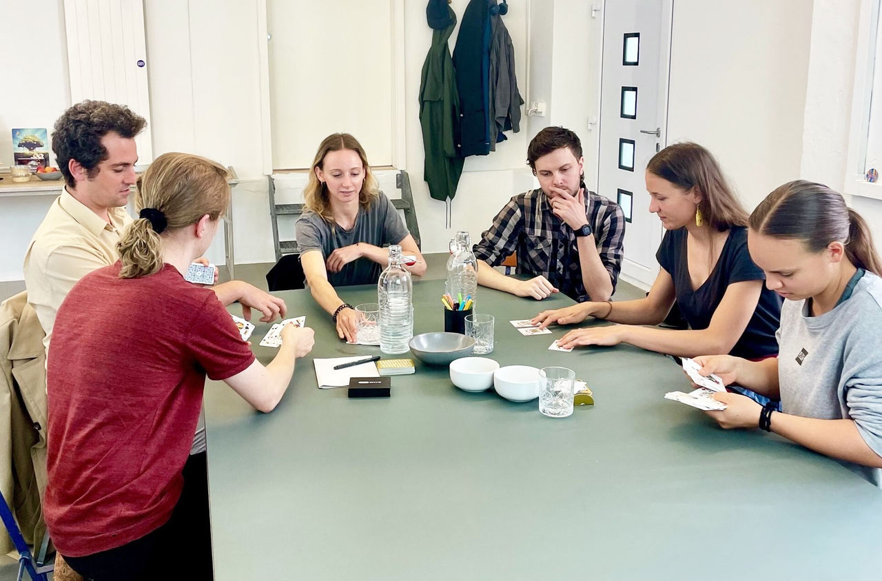 Sembli card game played by poeple.