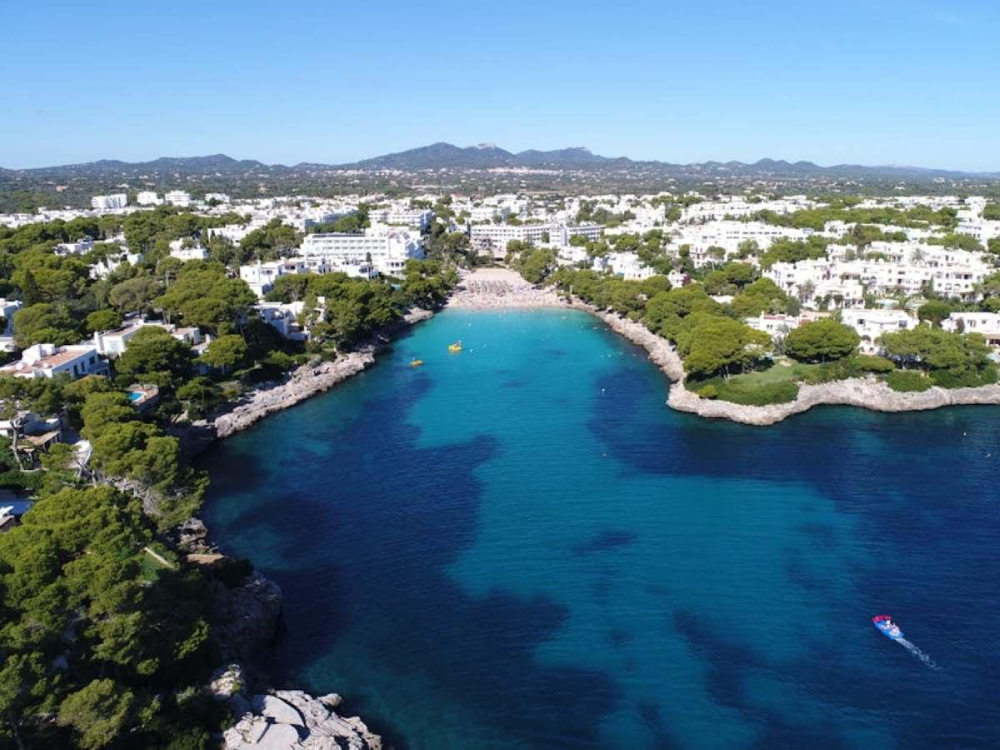 Cala Gran beach in Cala d’Or with white sand, clear water and resort facilities