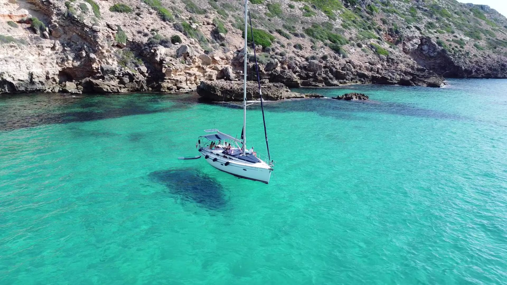 Boat trip along the Cala d’Or coastline in southeast Mallorca