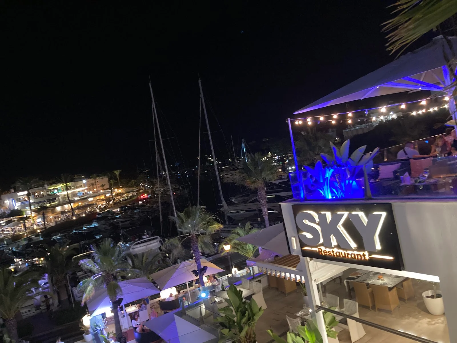 Sky Lounge Cala d’Or Marina cocktail bar with waterfront seating and evening drinks