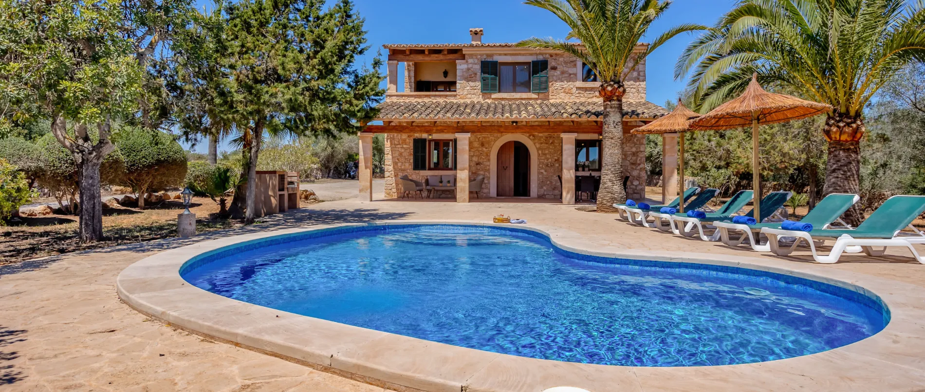 White villas and apartment homes in Cala d’Or Mallorca for property management guide