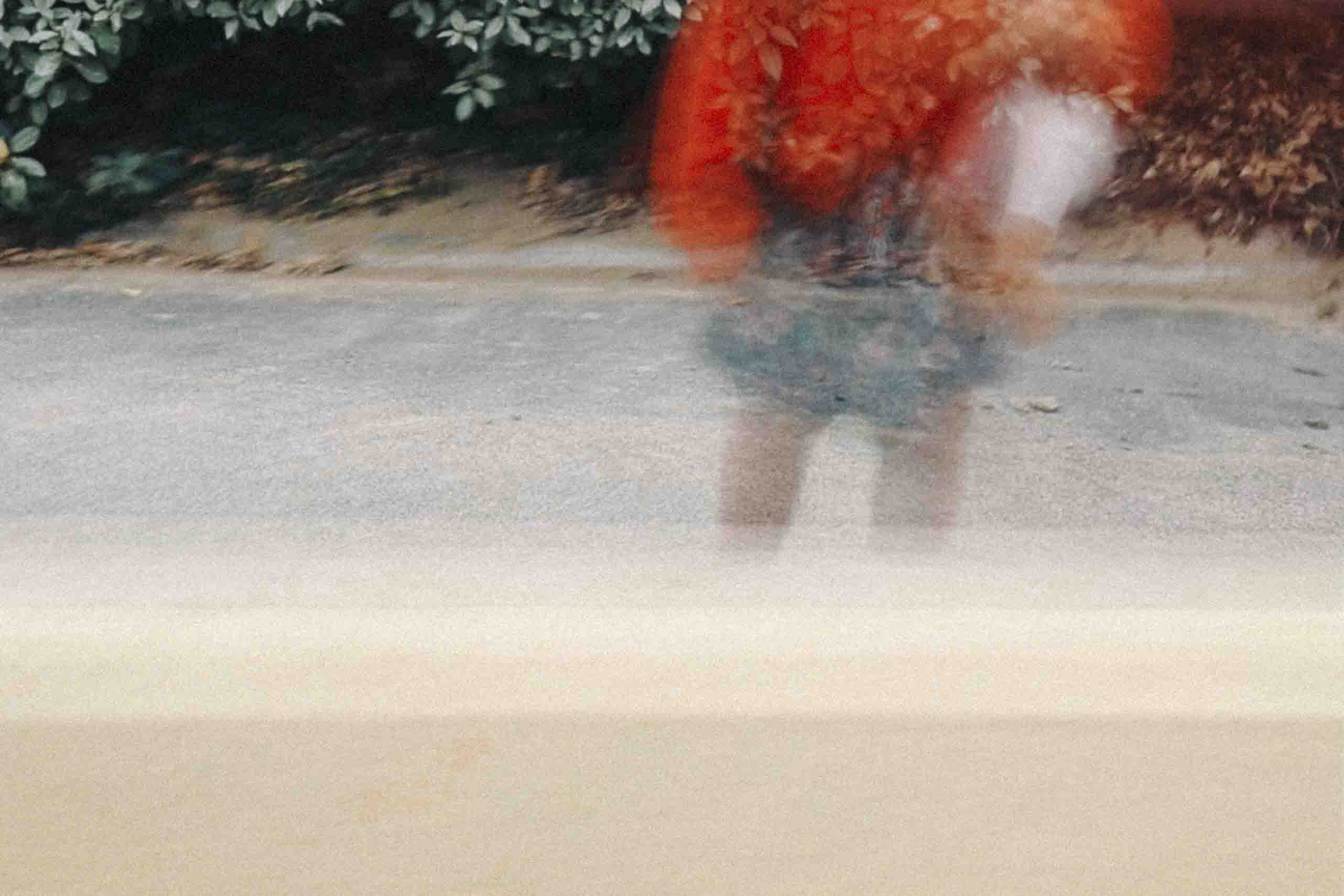Enfant en mouvement flou, robe rouge, silhouette fugace de l'enfance qui s'efface, longue exposition ICM — Christophe Lobier fine art photography
