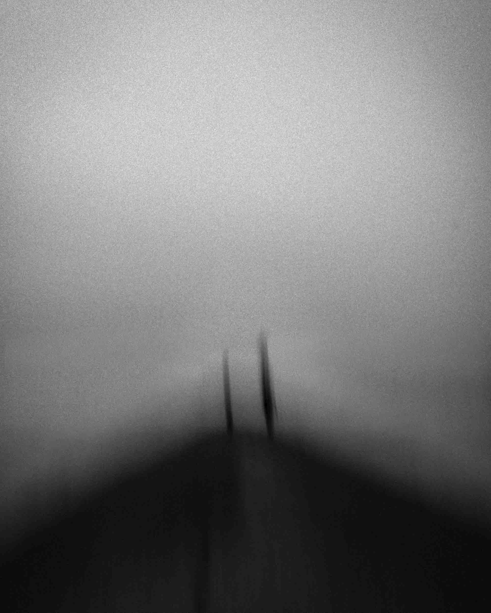 Deux silhouettes floues côte à côte dans le brouillard, parent et enfant, transmission et séparation, longue exposition ICM noir et blanc — Christophe Lobier fine art photography