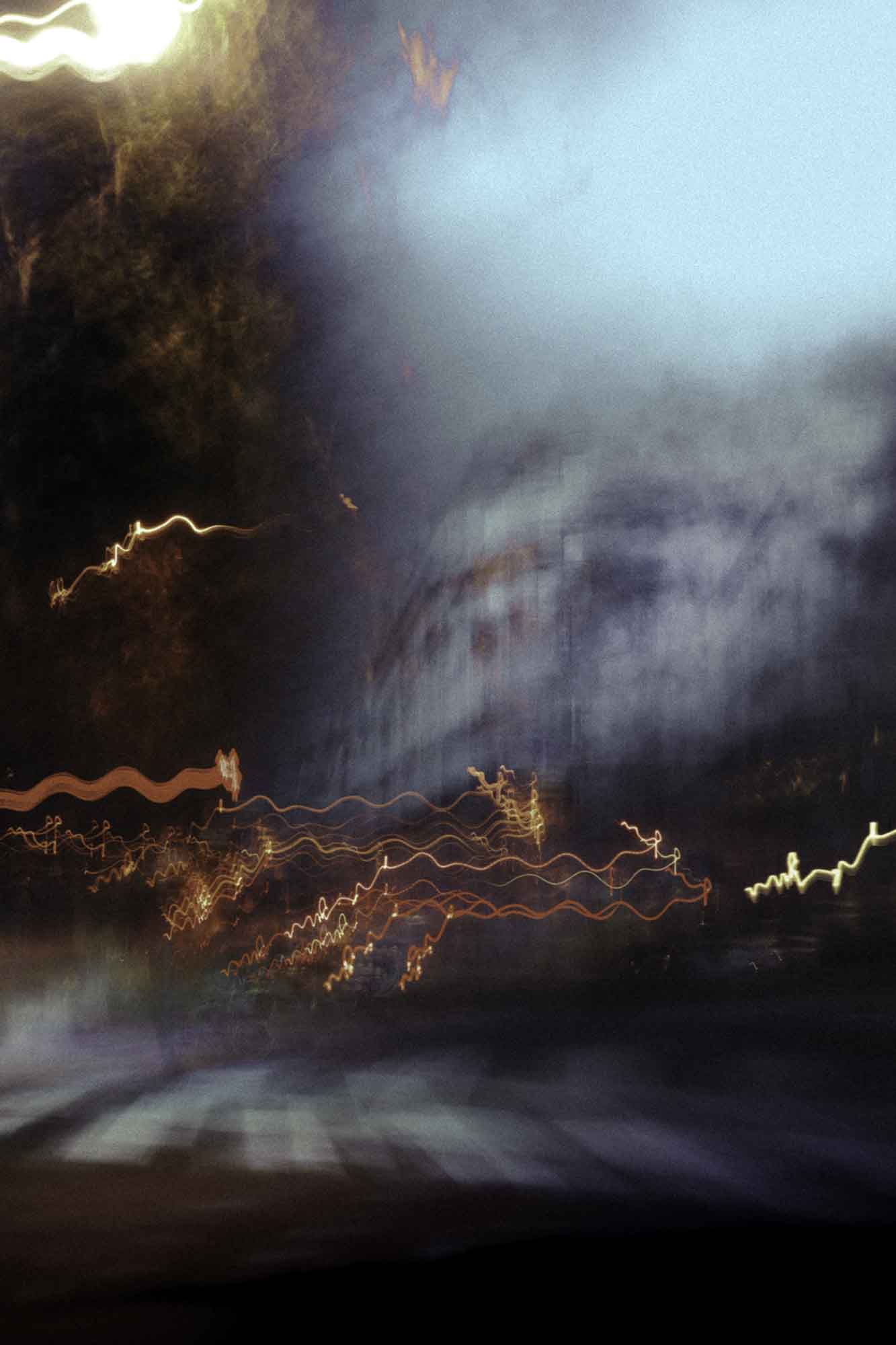 Crépuscule urbain parisien, lumières de lampadaires et ciel bleu en opposition, arbres embrasés, longue exposition ICM — Christophe Lobier fine art photography