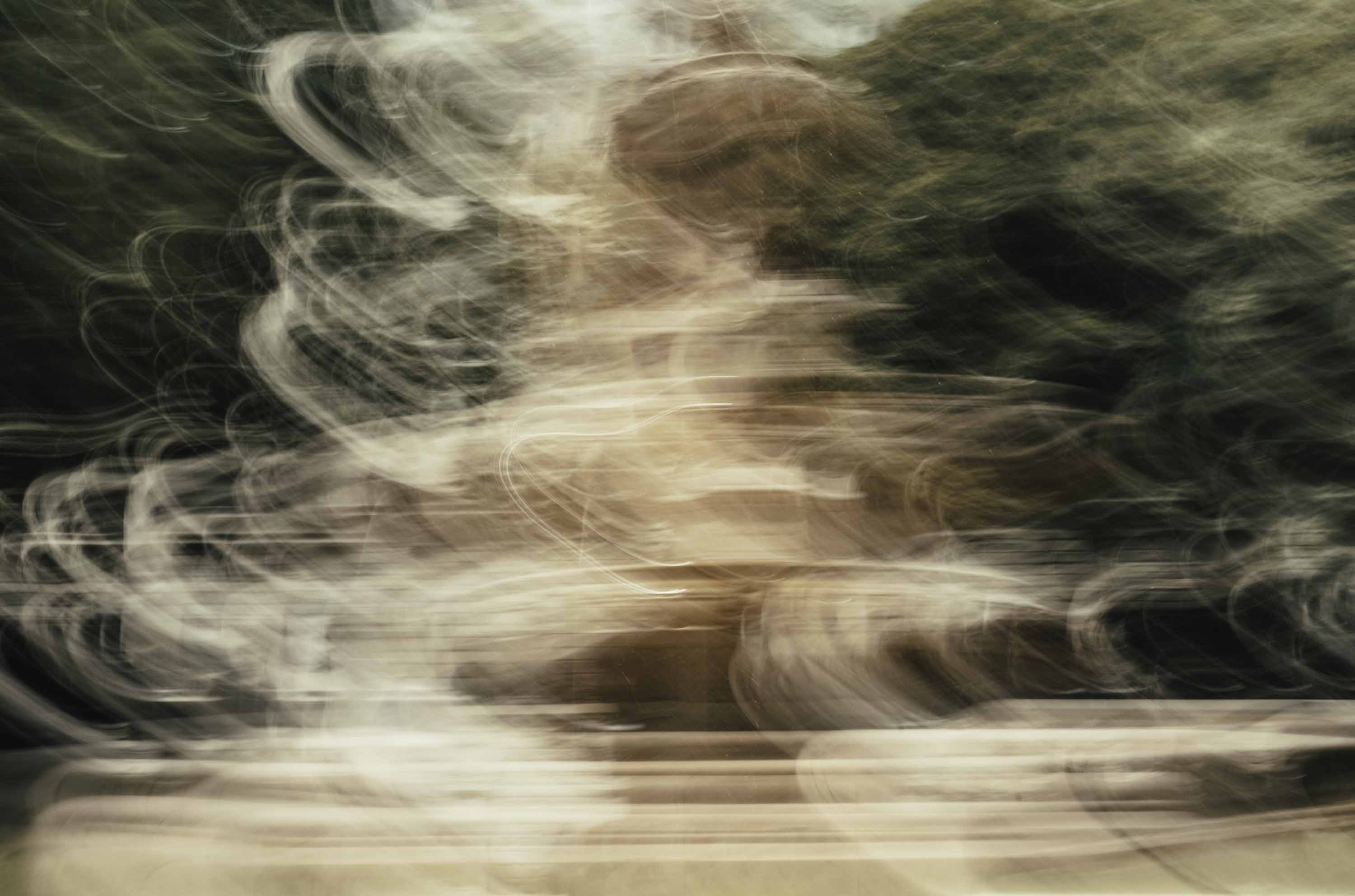 Fontaine urbaine en tourbillon de lumière et mouvement, sculpture abstraite, longue exposition ICM, énergie de la ville — Christophe Lobier fine art photography Paris