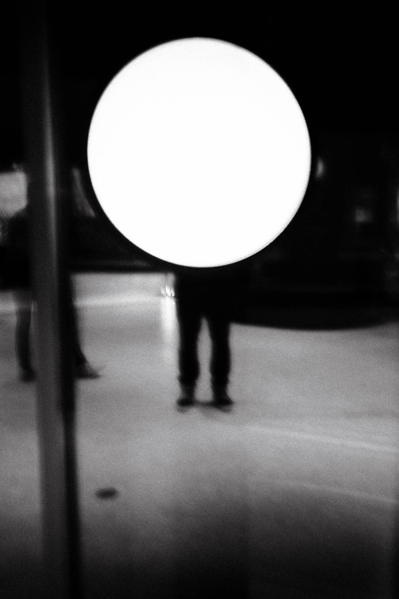 Silhouette urbaine avec globe lumineux, portrait abstrait noir et blanc — Christophe Lobier photographe artiste.
