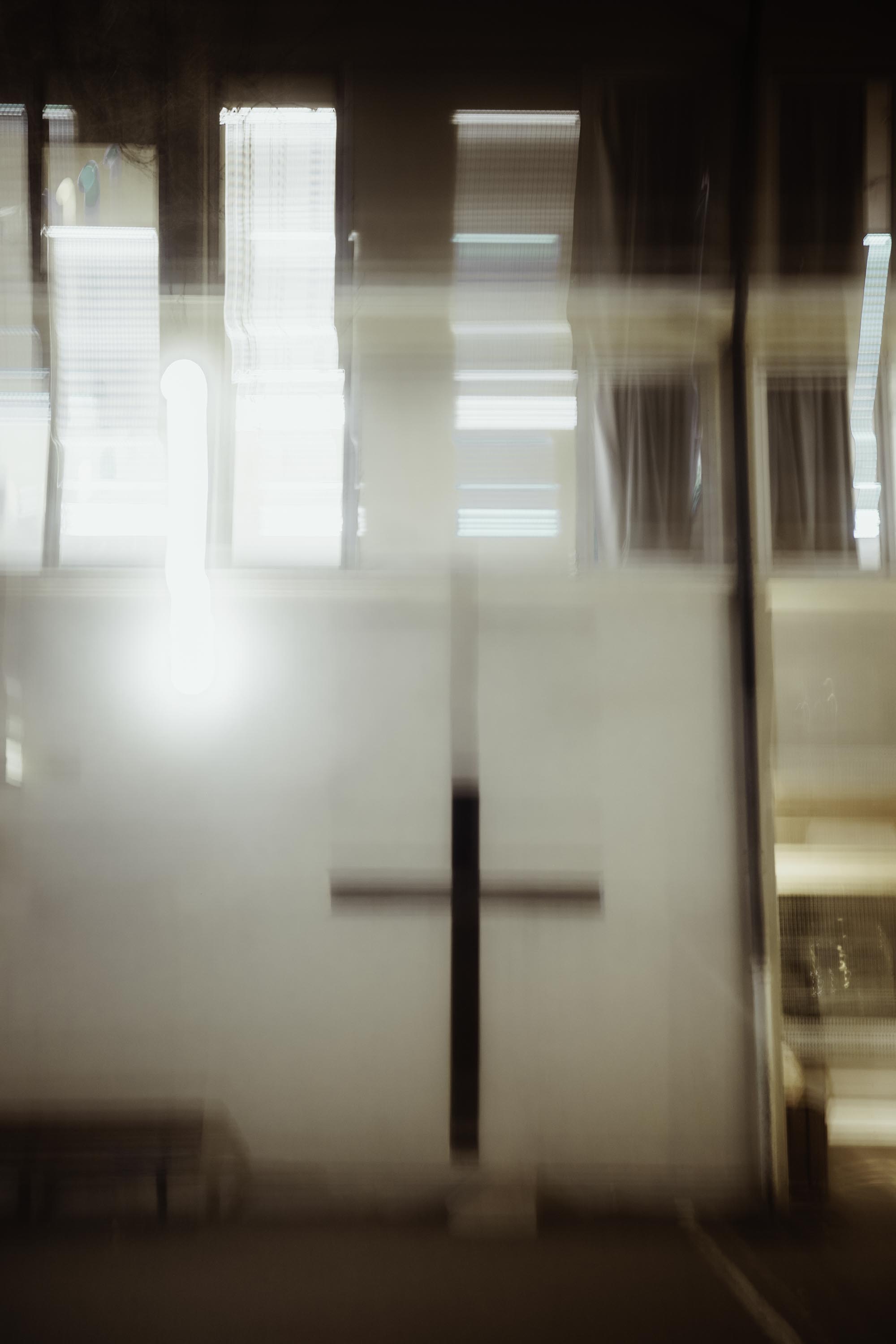 Croix dans une atmosphère brumeuse, lumière et ombre, symbole religieux — Christophe Lobier photographe artiste Paris