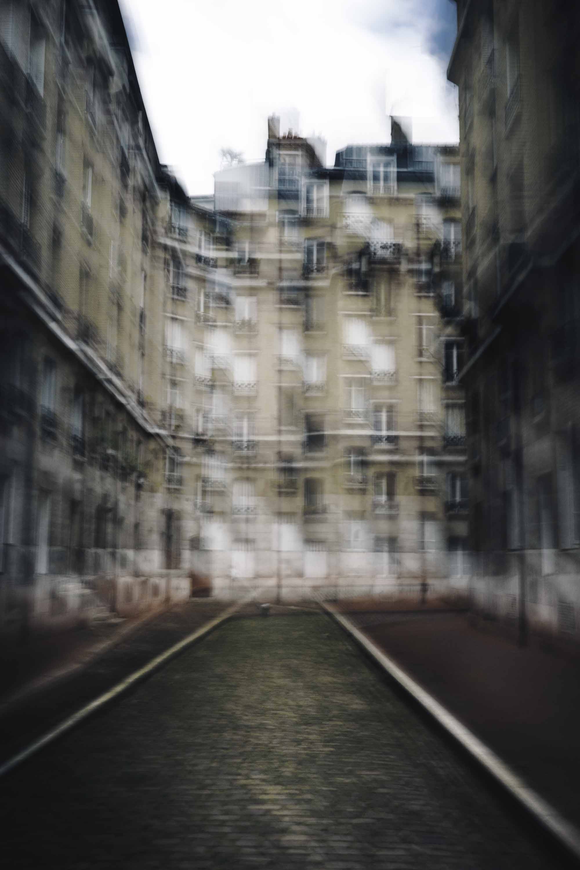 Façade haussmannienne floue, Paris, vies urbaines superposées — Christophe Lobier photographe artiste
