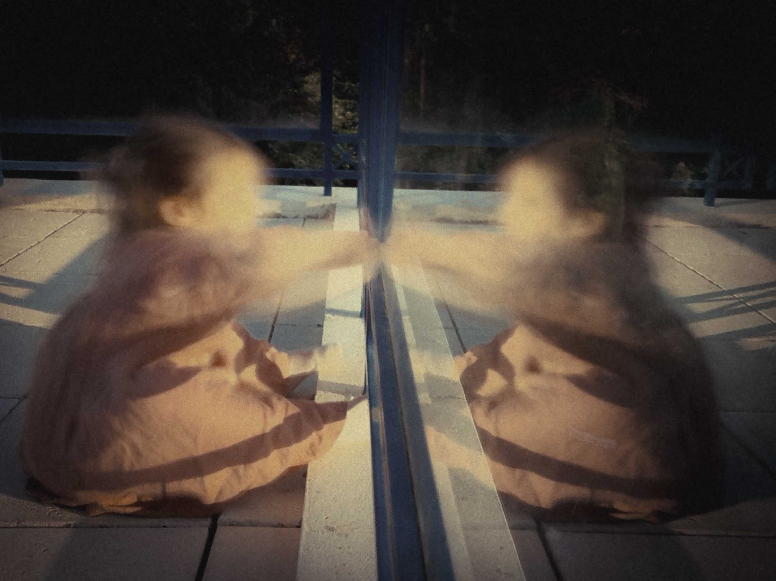Enfant face à son reflet, double identité, quête de soi — Christophe Lobier fine art photography Paris