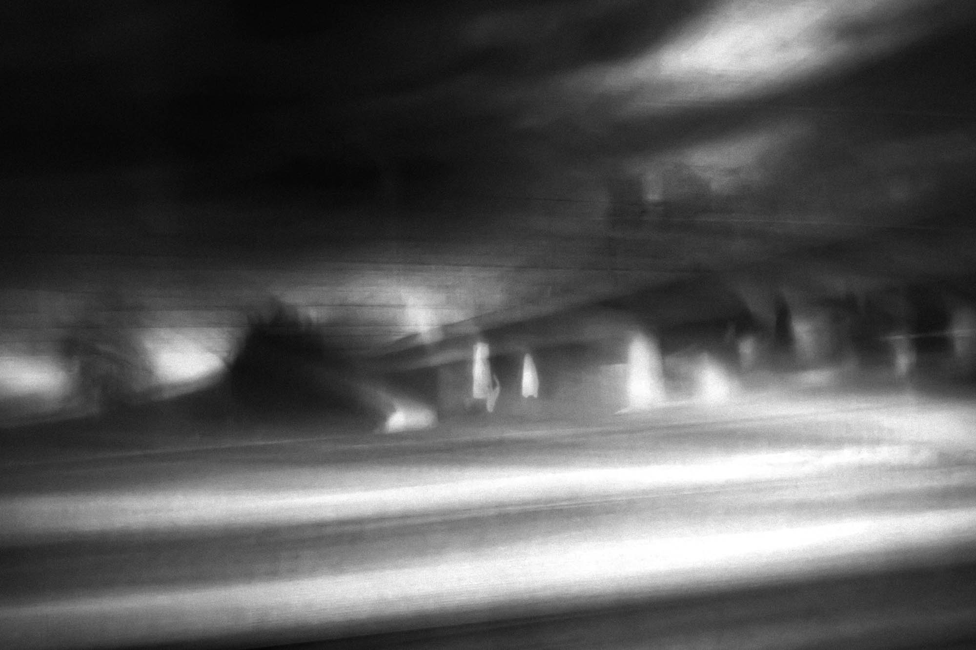Pont urbain nocturne en mouvement, silhouettes fantomatiques, atmosphère industrielle sombre, longue exposition ICM noir et blanc — Christophe Lobier fine art photography