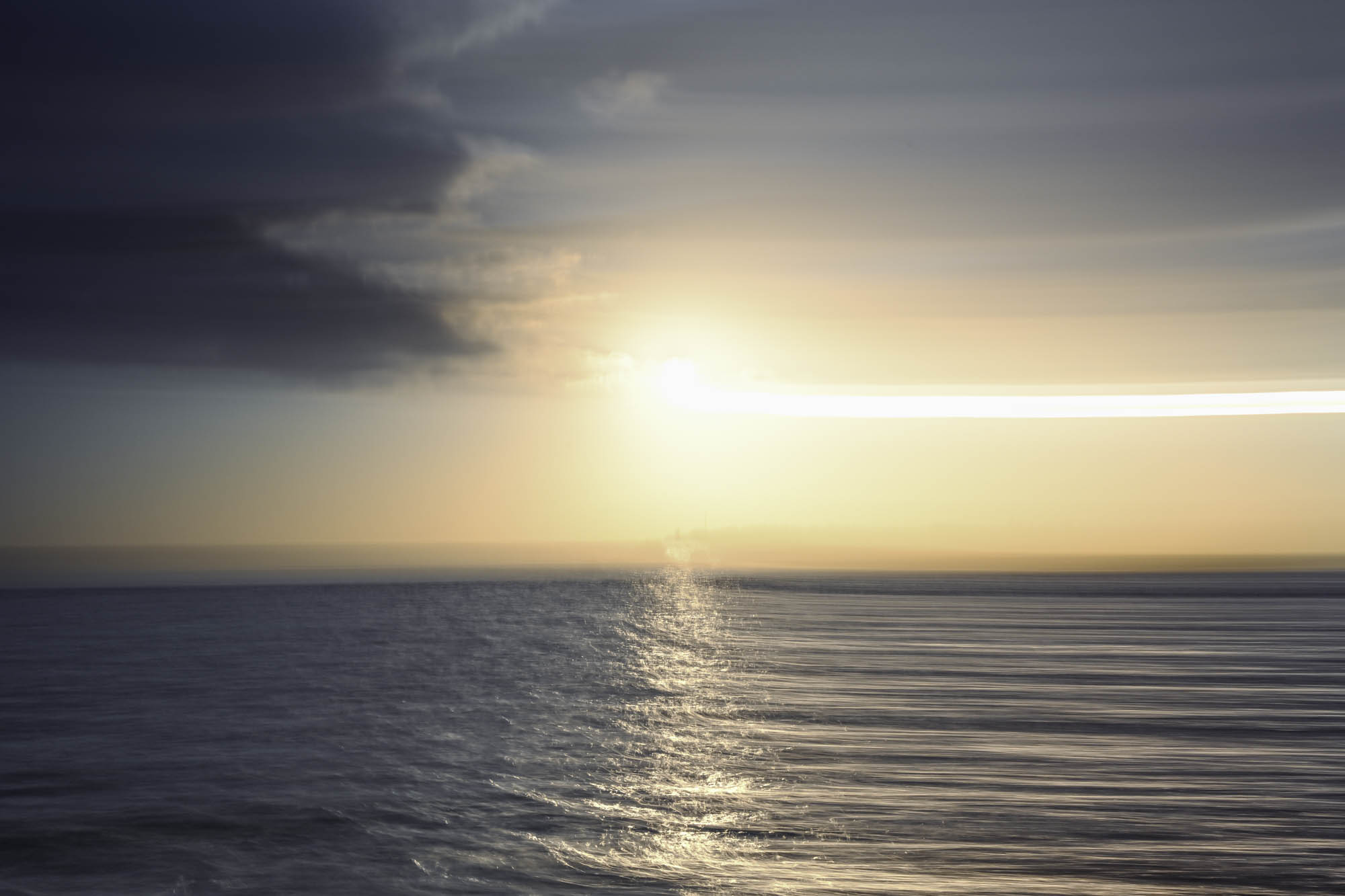 Coucher de soleil sur mer, ligne d'horizon entre lumière et obscurité — Christophe Lobier photographe artiste