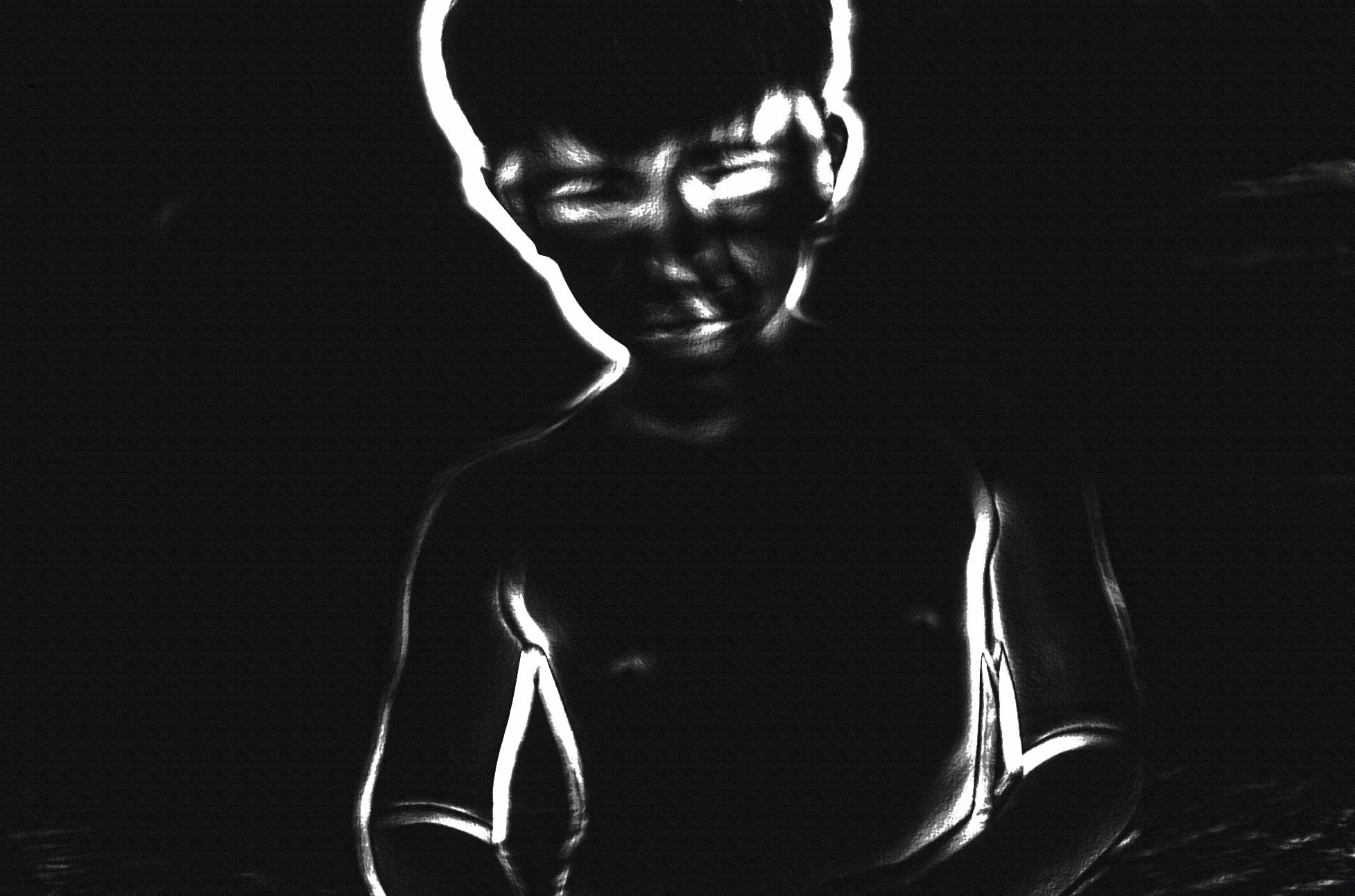 Silhouette d'enfant en contour lumineux, fragilité, longue exposition ICM — Christophe Lobier photographe artiste