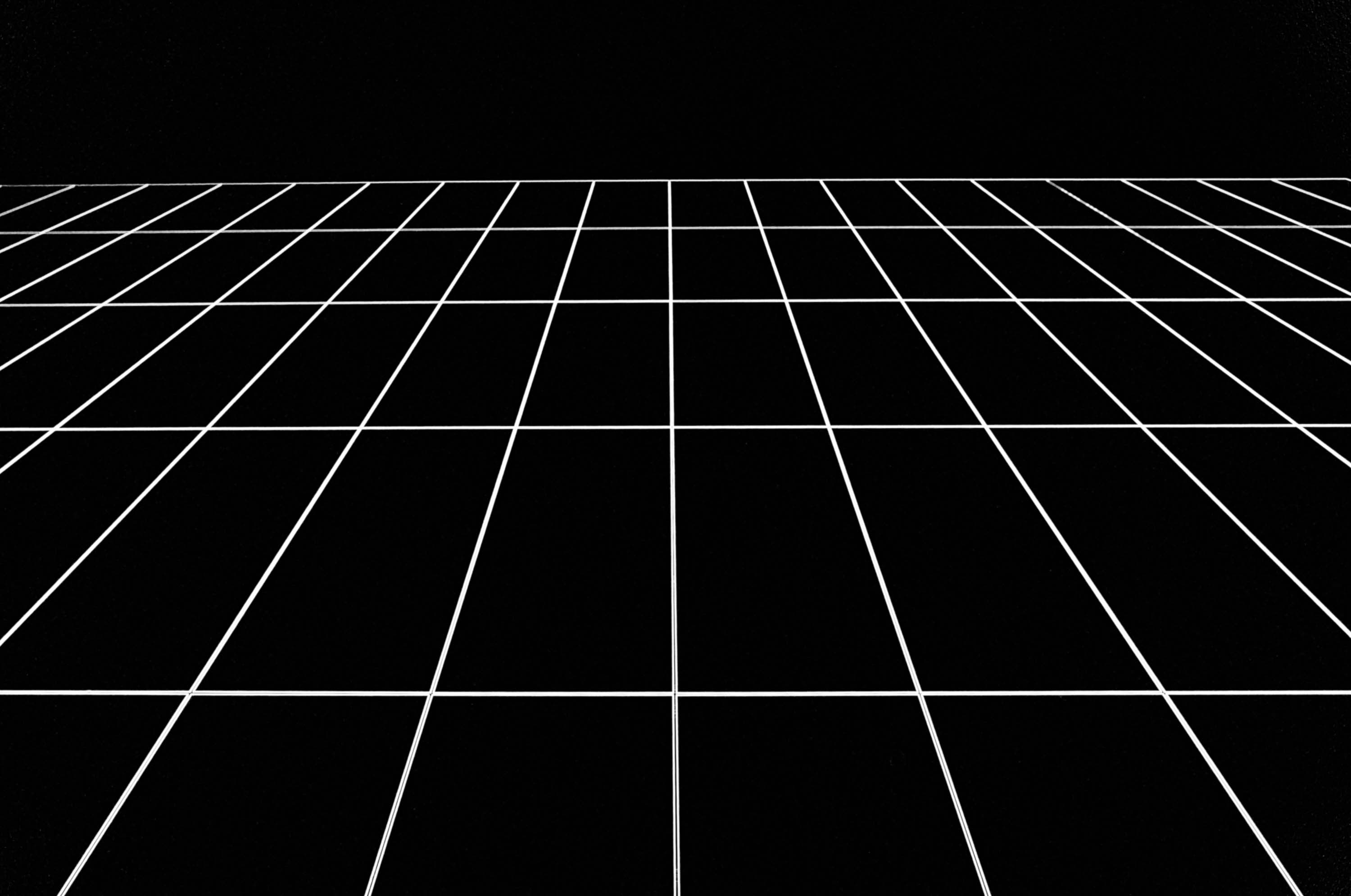 Immeuble miroir en grille géométrique, cage urbaine, longue exposition ICM — Christophe Lobier photographe artiste Paris