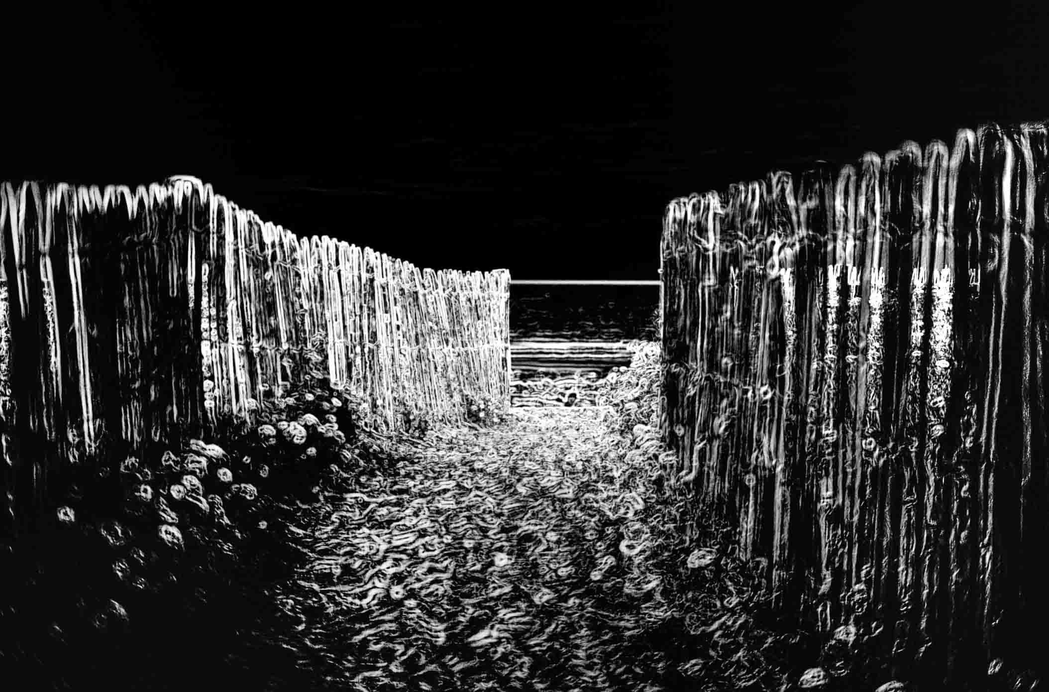 Chemin de plage entre palissades, textures abstraites, contours numériques ICM — Christophe Lobier photographe artiste