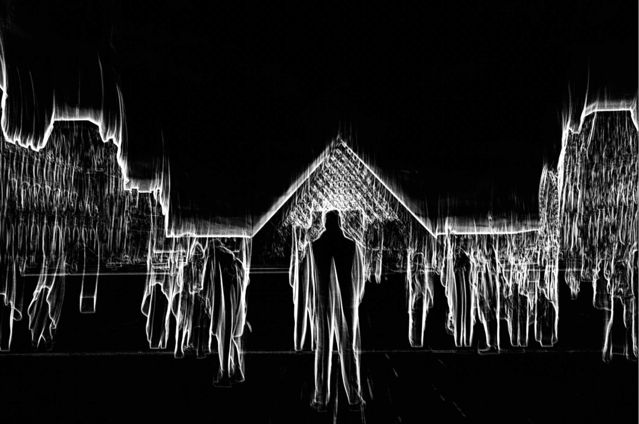 Silhouettes se dissolvant place du Louvre, longue exposition ICM — Christophe Lobier fine art photography Paris