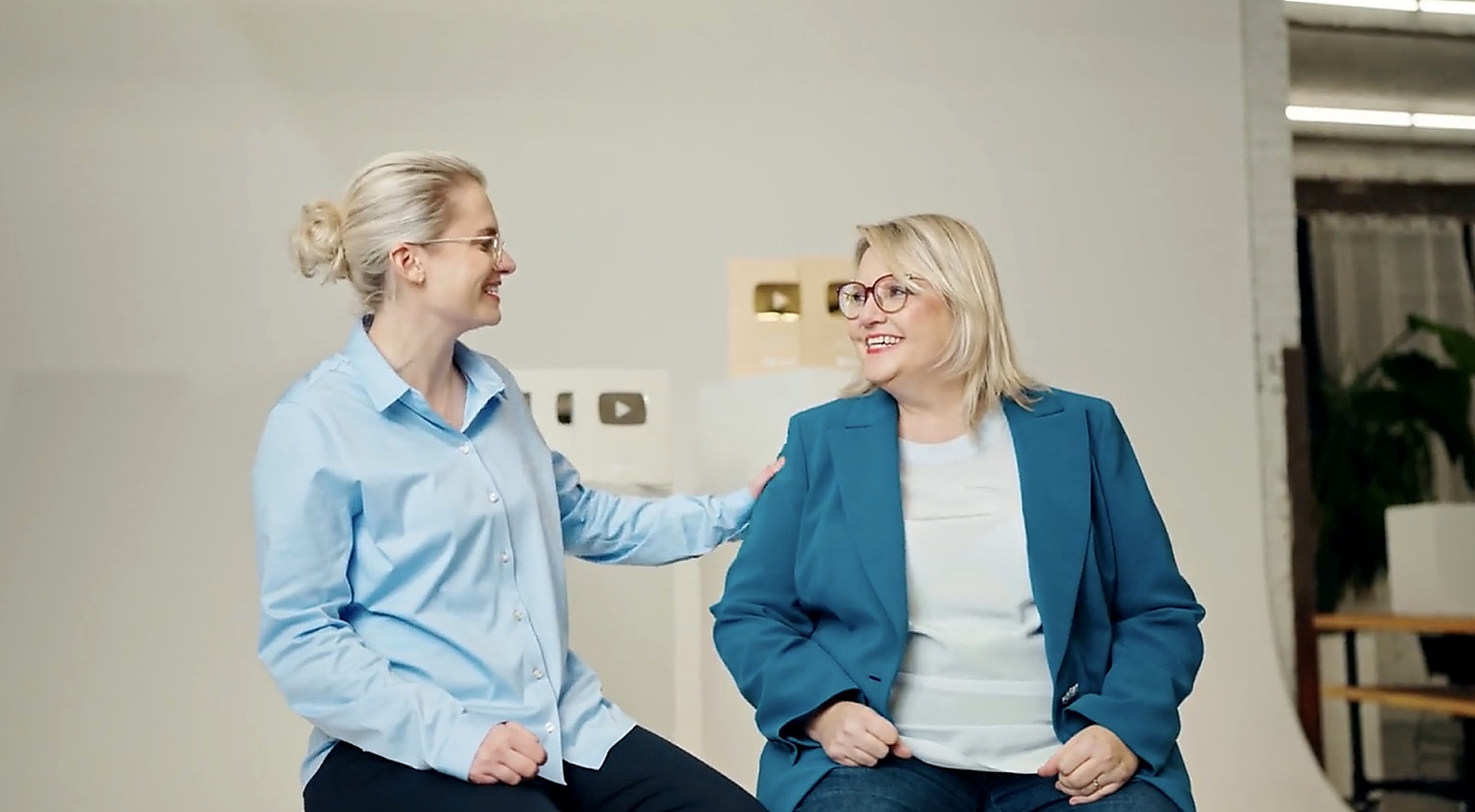 Nell und Lisa Gottlebe vor den YouTube Play Buttons