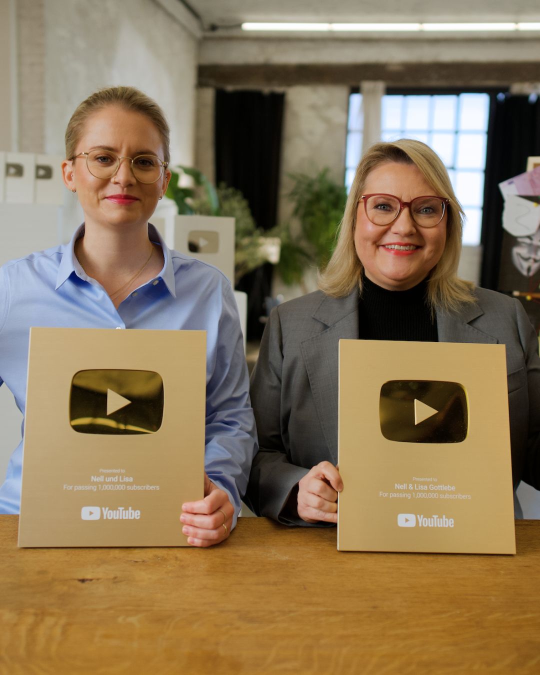 Lisa und Nell Gottlebe mit 1 Million Subscriber YouTube Play Buttons in der Hand