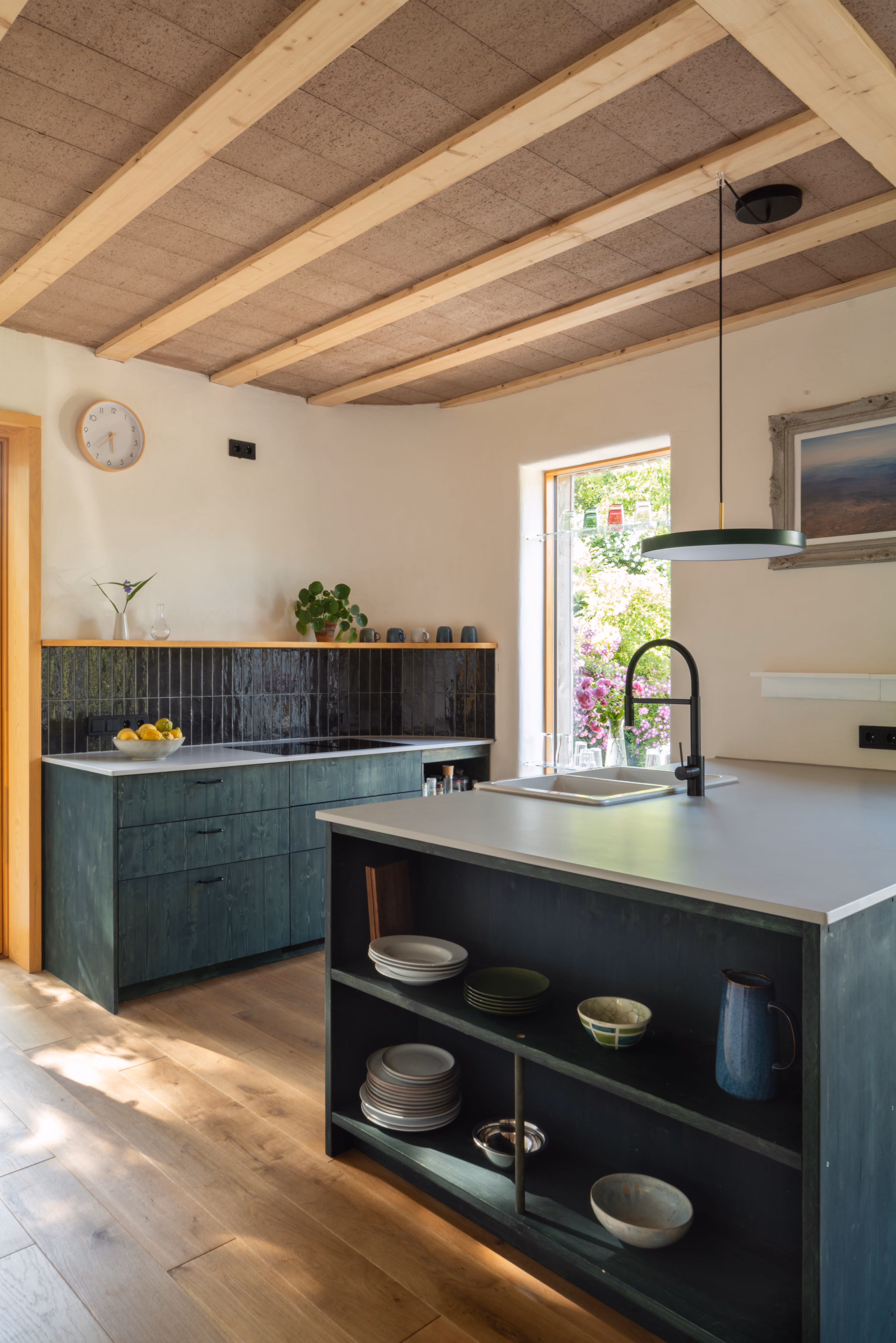 Küche mit Holzdecke und dunklen Fronten, Holz-Stroh-Lehm-Haus Daniel Boepple Architekt Schwerin