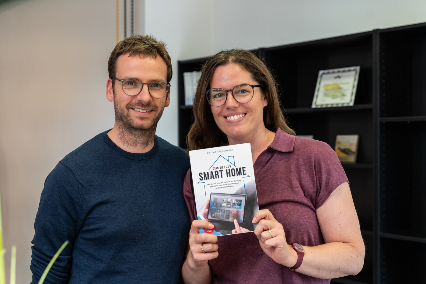 Carolin und Constantin mit ihrem Buch „Dein Weg zum Smart Home“