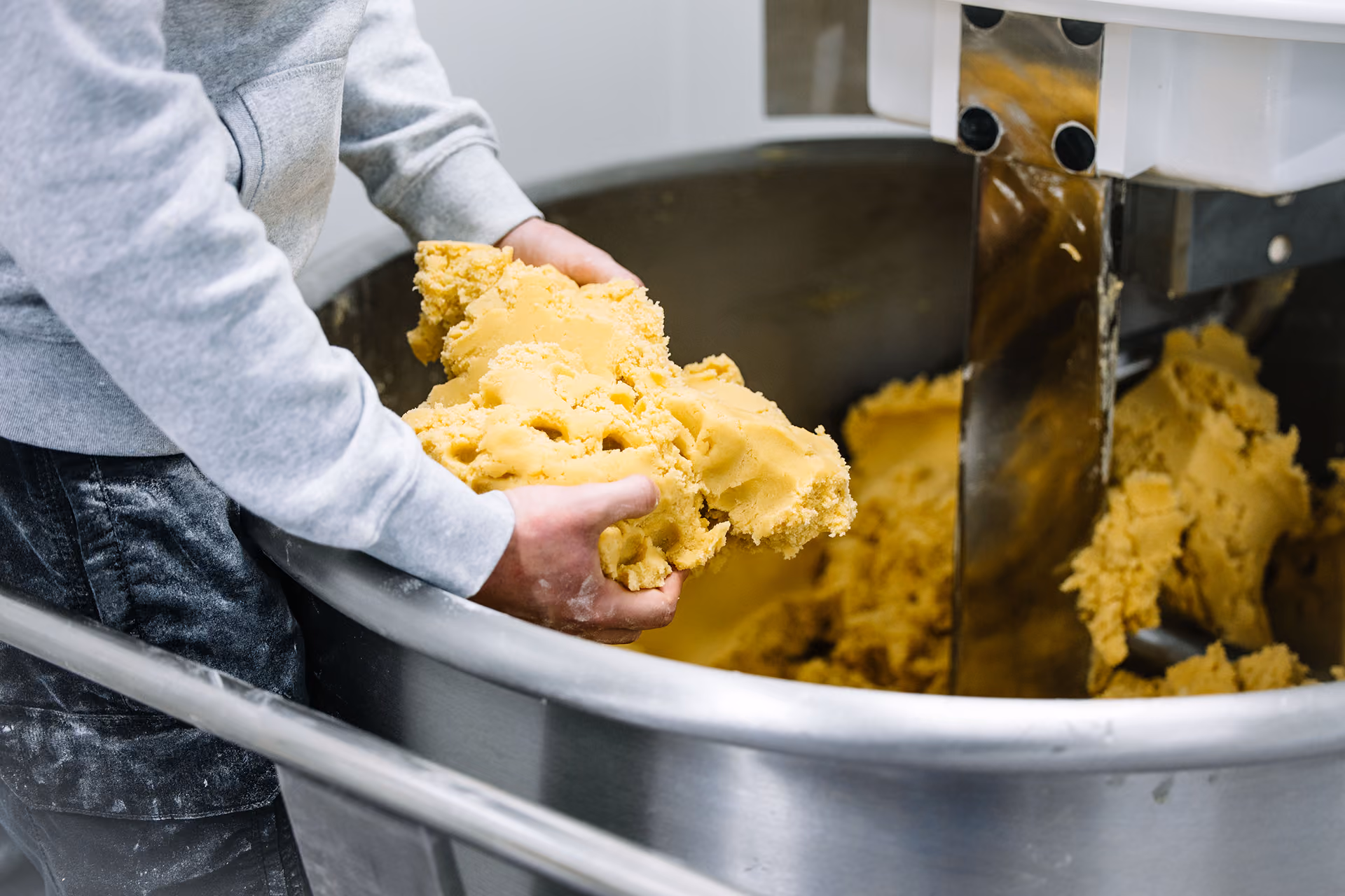 Ambachtelijk boterzanddeeg die met de hand bewerkt wordt in het atelier van Sablé Breton Bakery