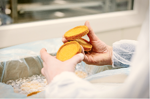Afgebakken taartbodems worden gecontroleerd 